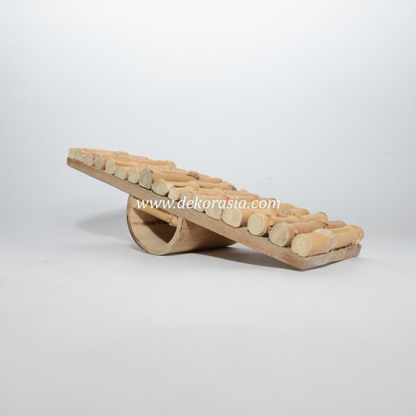 The bird perch or hamster ladder is crafted from high-quality, sturdy bamboo and bamboo cendani roots